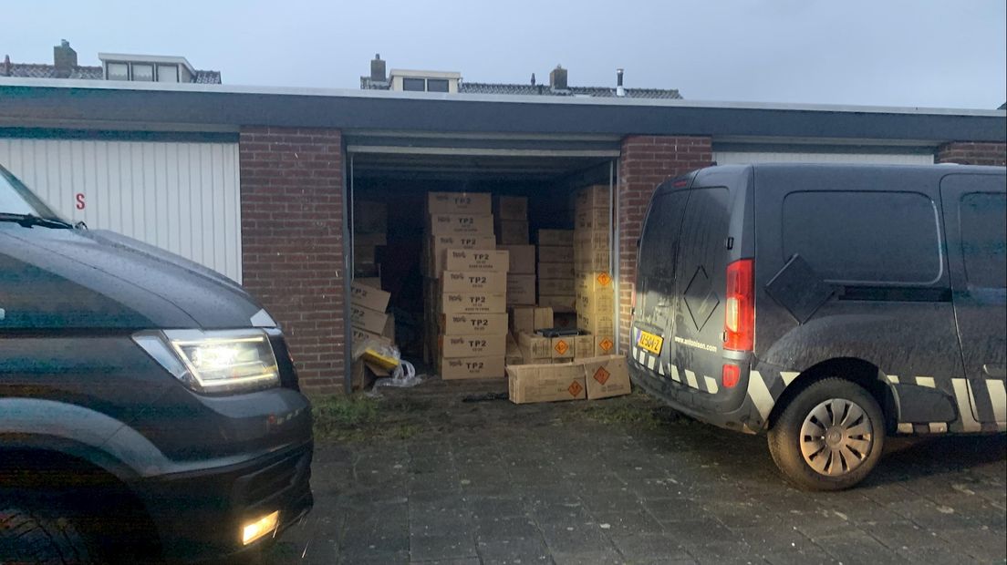 Duizend kilo illegaal vuurwerk ontdekt in garagebox IJsselmuiden