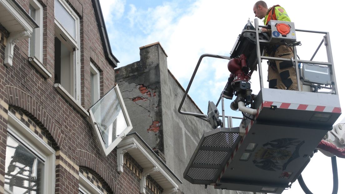 De brandweer verwijdert het raam