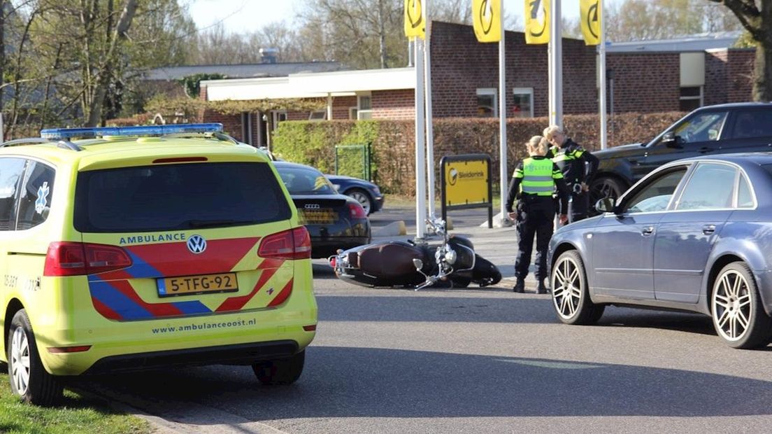 Een aanrijding met een auto en een scooter in Denekamp