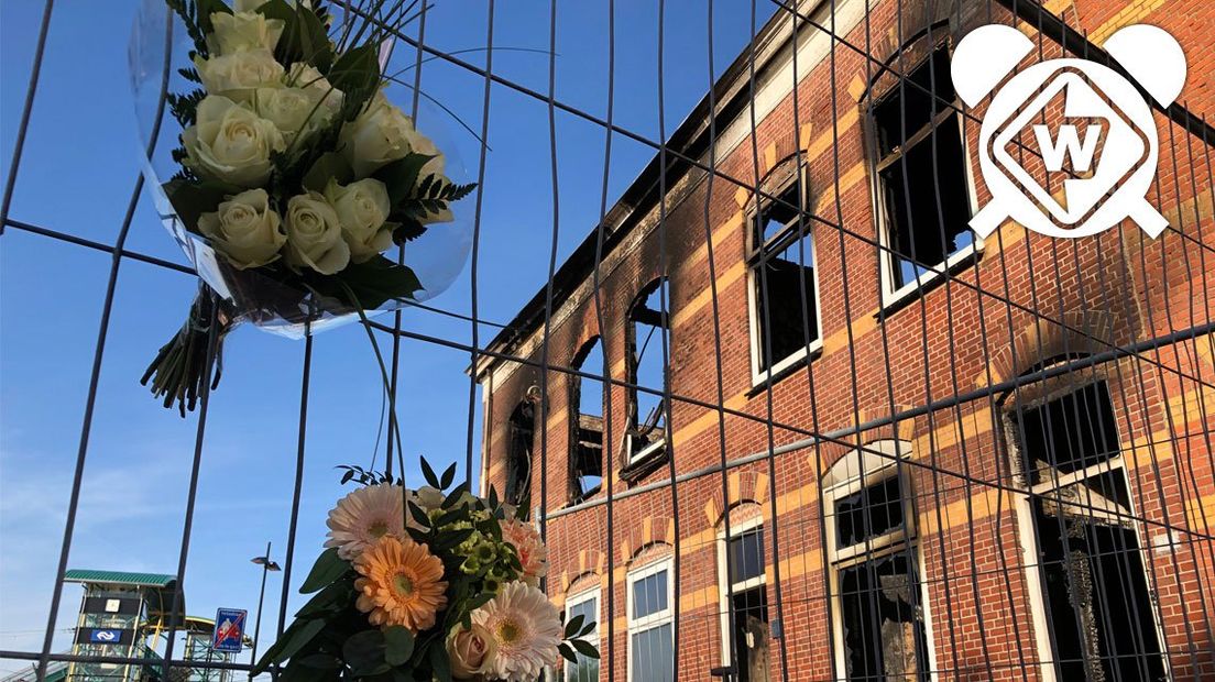 Bloemen na de brand bij het pand in Hillegom