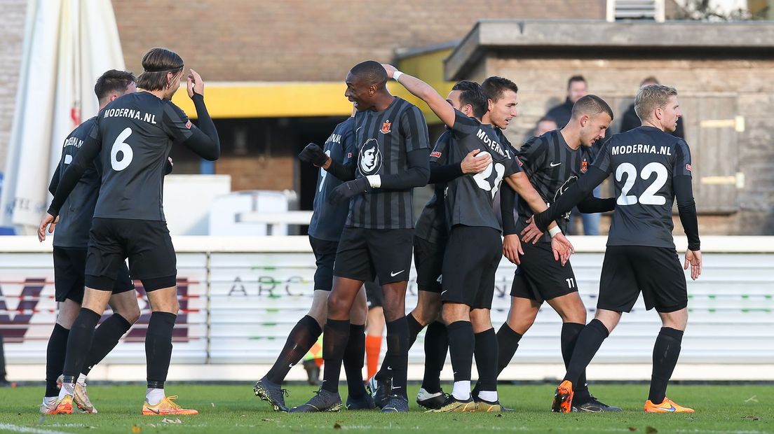 HHC Hardenberg viert een doelpunt tegen FC Lisse