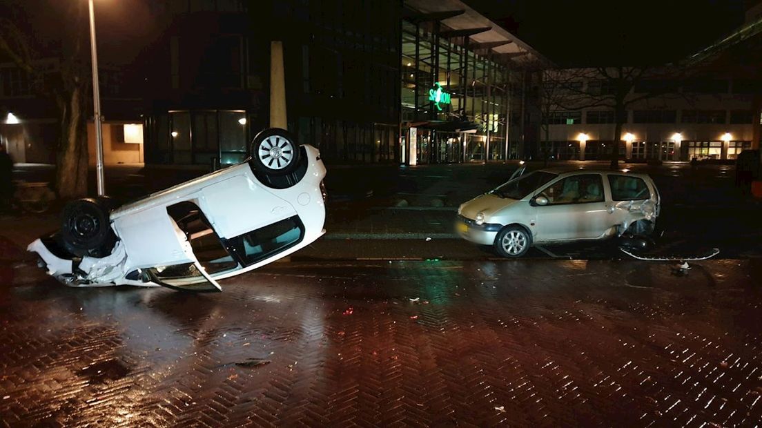 Auto over de kop na eenzijdig ongeluk in Enschede