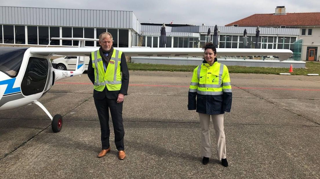 Voorzitter Leendert Klaassen van de Raad van Commissarissen van Groningen Airport Eelde en directeur Marieke Abbink van de New Energy Coalition