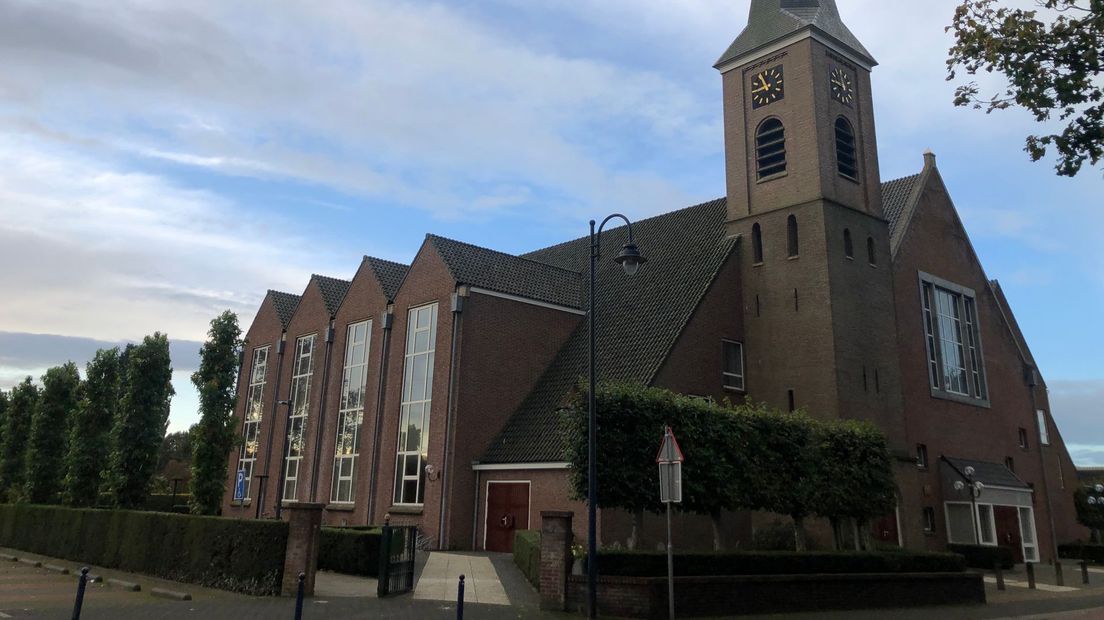 Enkele Tientallen Kerkgangers Bij Dienst Hersteld Hervormde Kerk ...