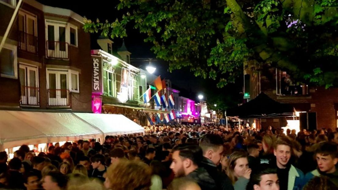 De Julianastraat in Alphen aan den Rijn tijdens Koningsnacht