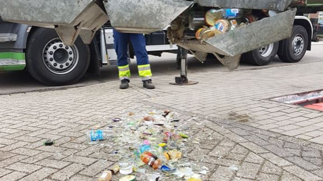 Zoeken naar speld in hooiberg, vrouw verliest trouwring in glasbak