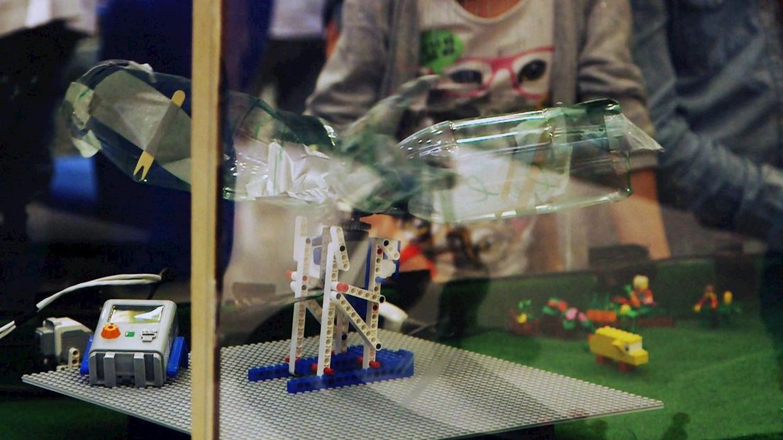 Scholieren bouwen windmolens met LEGO