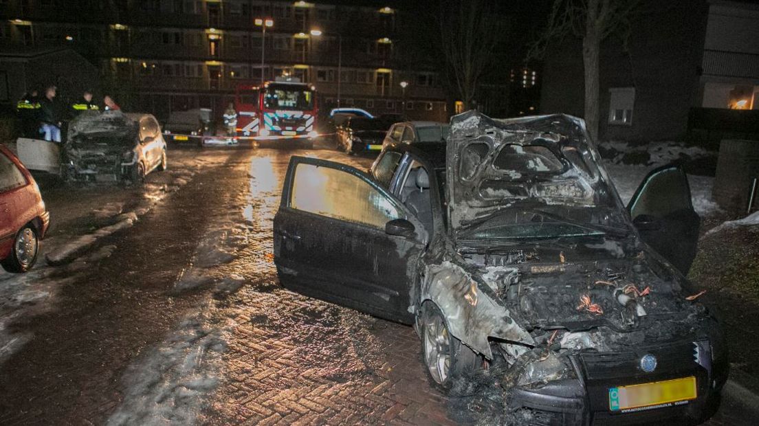 Twee auto's in de wijk Presikhaaf in Arnhem zijn in de nacht van vrijdag op zaterdag verwoest door brand. De brand woedde in de Lacombléstraat en werd om 3.30 uur ontdekt.