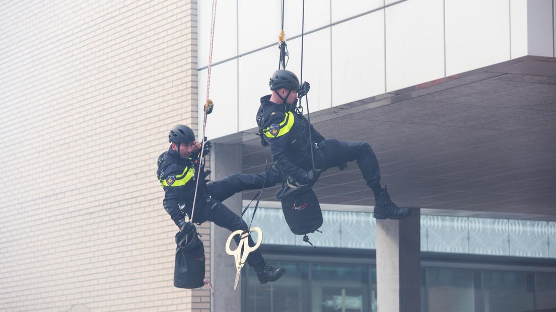Abseilende agenten tijdens opening politiebureau Enschede