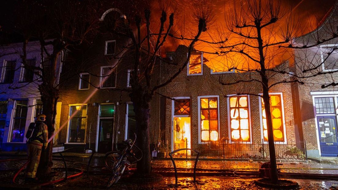 Een fikse brand in de historische binnenstad van Elburg bezorgde de brandweer in de nieuwjaarsnacht handenvol werk.
