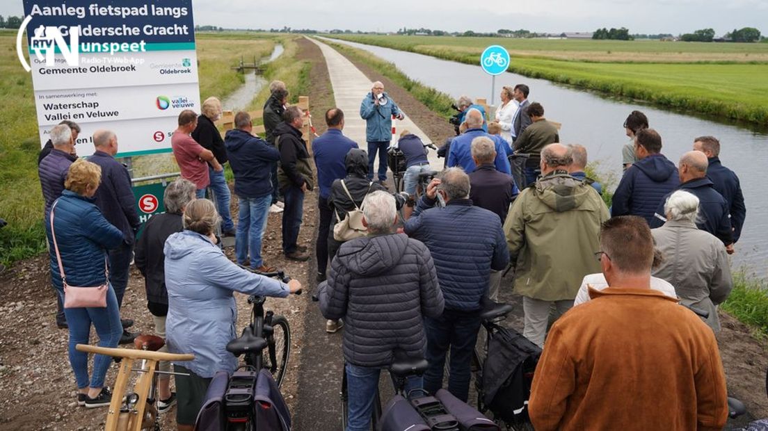 Na de opening werd het fietspad door genodigden gelijk getest.