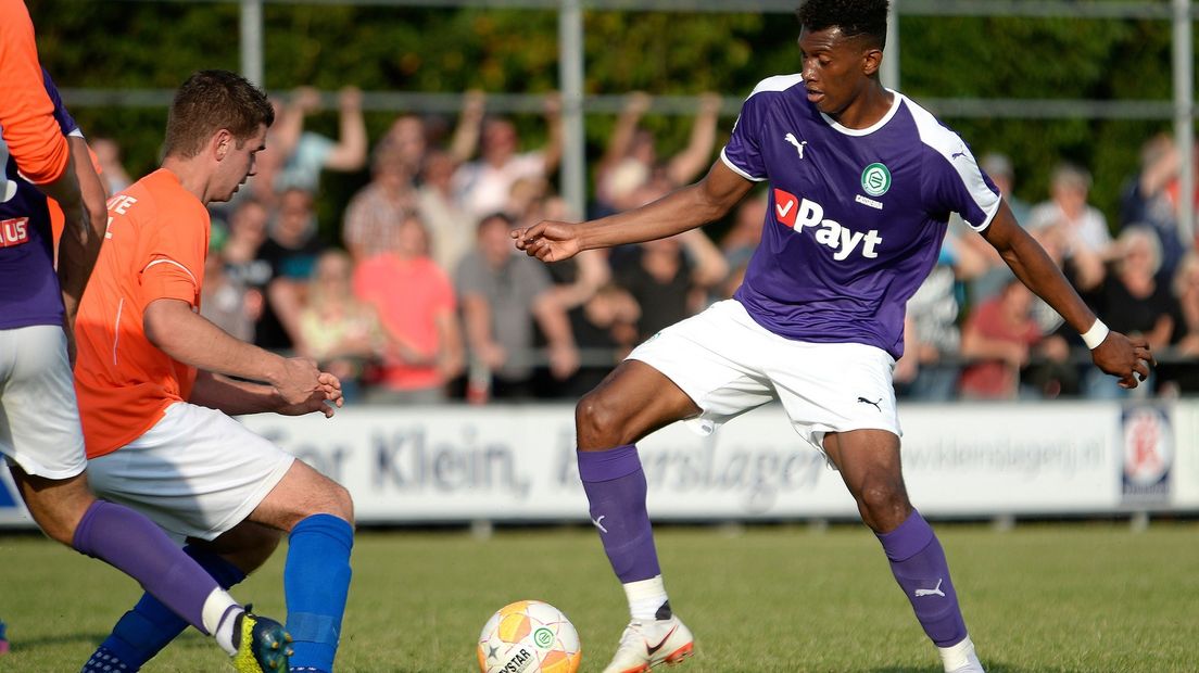 Mateo Cassierra in actie tijdens het oefenduel met Nieuw-Buinen.
