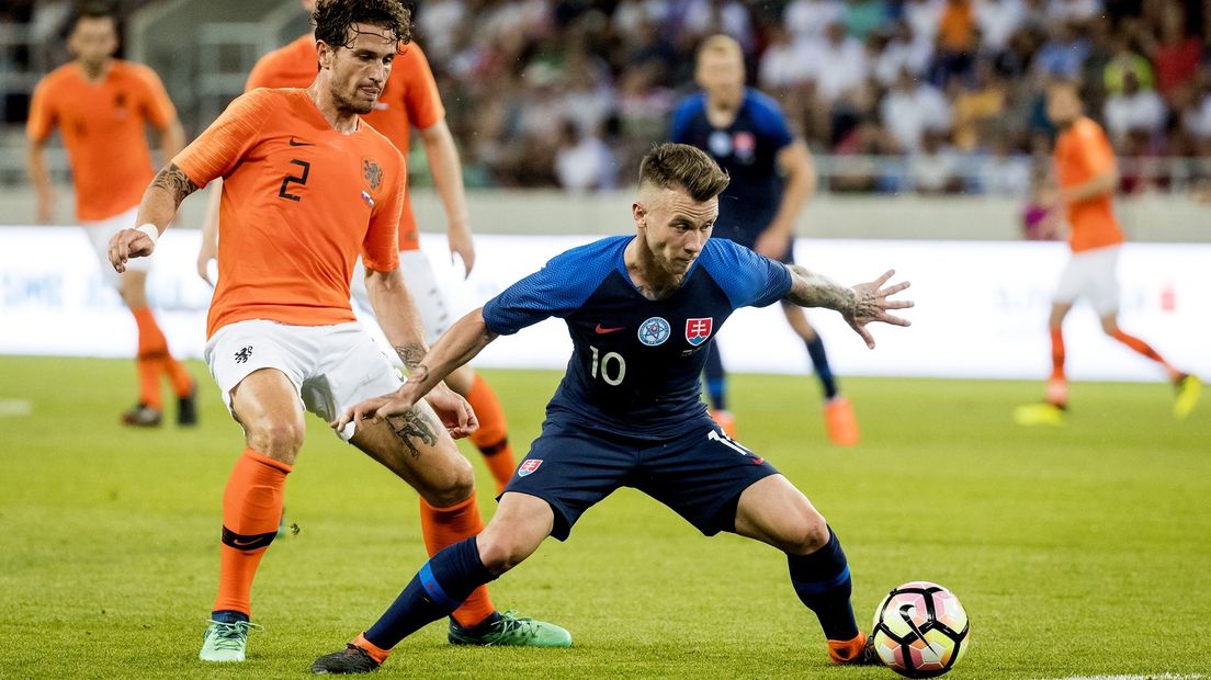 Daryl Janmaat en Albert Rusnák in duel