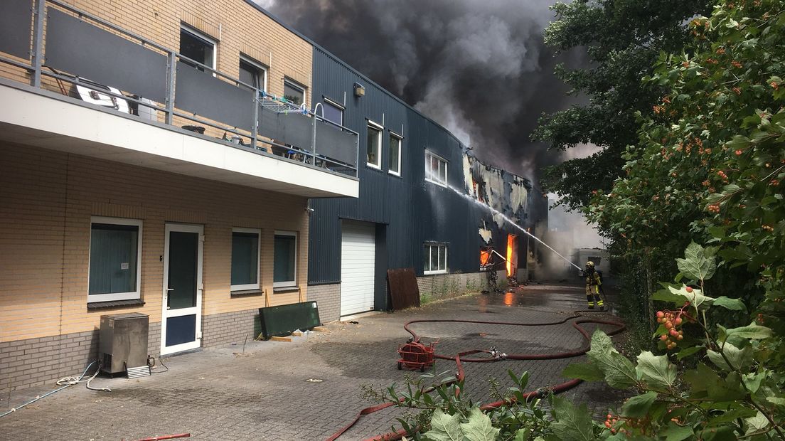 Bij een pand op een bedrijventerrein in Nunspeet brak woensdagmiddag een zeer grote brand uit. Het ging om een uitslaande brand met flinke rookontwikkeling. De brandweer bleef op afstand. Binnenin het pand liggen onder meer accu's van elektrische fietsen.