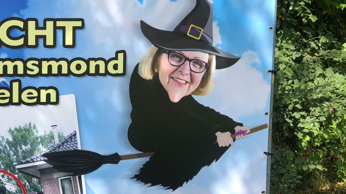 Burgemeester Marijke van Beek van Eemsmond afgebeeld als heks.