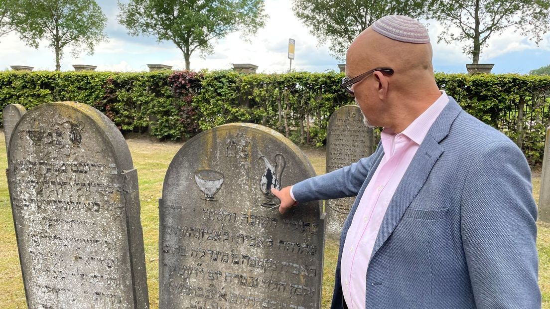 Eduard Huisman van het Nederlands-Israelitisch Kerkgenootschap (NIK) op de Joodse begraafplaats in Meppel