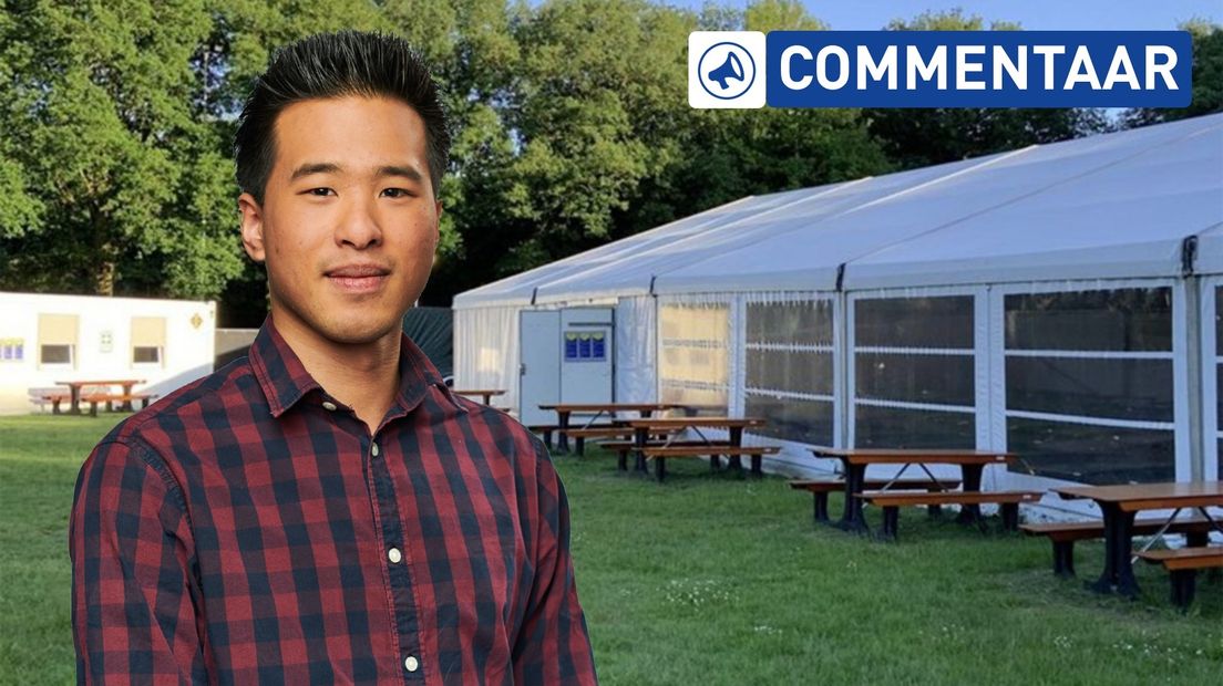 Martijn Klungel, verslaggever asielzaken en Ter Apel, voor de tent van de crisisopvang in Stadskanaal