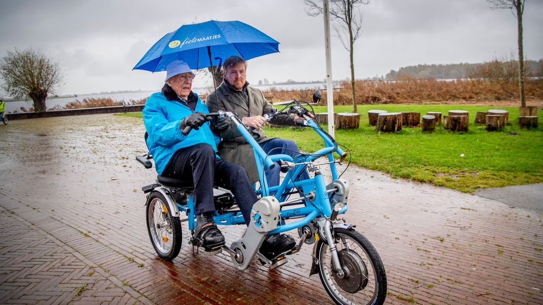 Koning Willem-Alexander fietst als Fietsmaatje rond in Warmond.