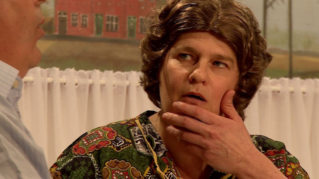 In de rij voor toneelstuk over Bressiaans café (video)