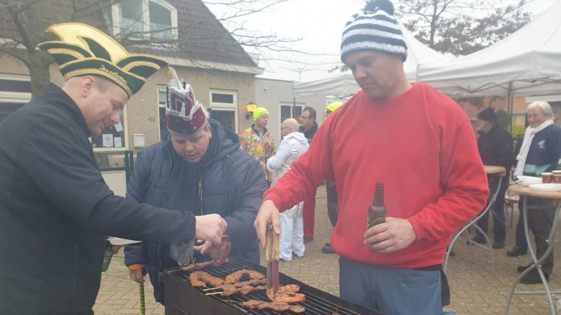Carnavalvierders Boskamp om zeven uur vanochtend aan barbecuevlees