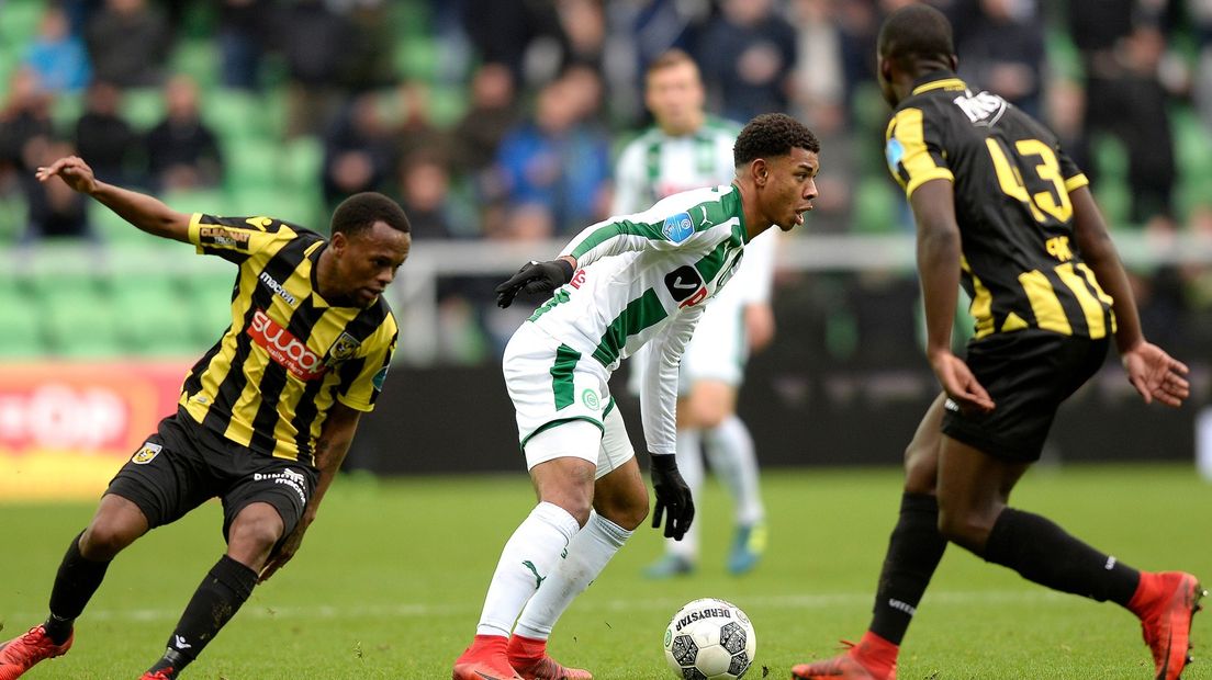 Juninho Bacuna tussen twee Vitesse-spelers