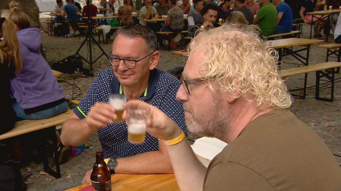 Festivalgangers genieten van hun biertje in Middelburg.