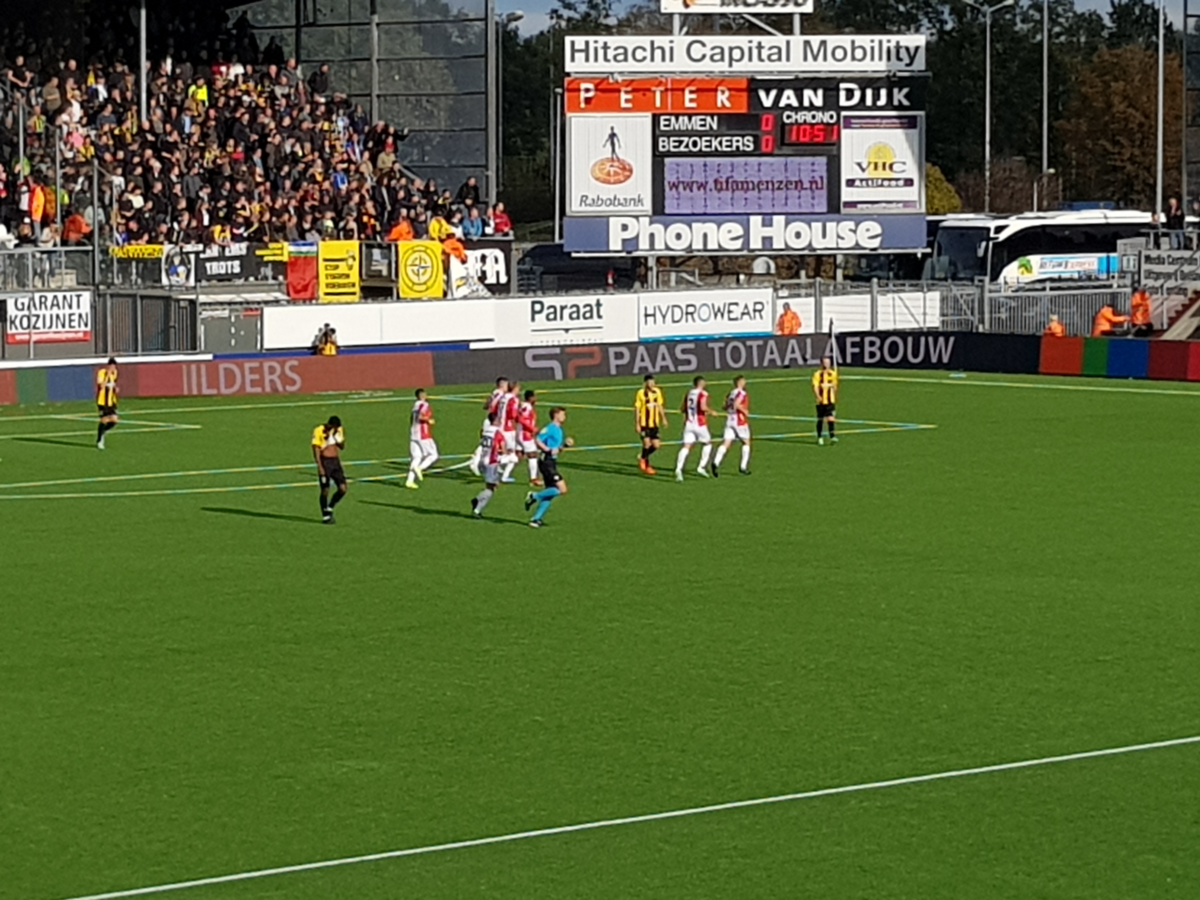 Vitesse heeft zondagmiddag de kans op plek twee laten liggen. Bij FC Emmen lieten de Arnhemmers een treurig niveau zien. Er werd dan ook terecht verloren: 2-1.