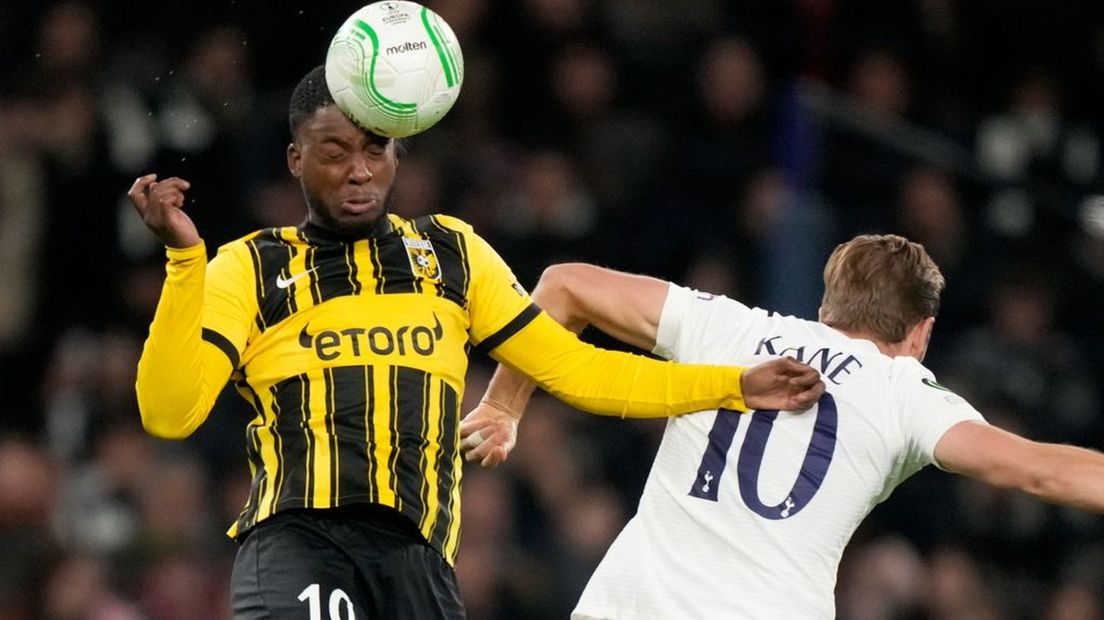 Bazoer in duel met Kane tijdens de Conference League.