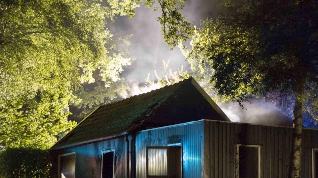 Brand in zomerhuisje aan het Kanaal in Albergen