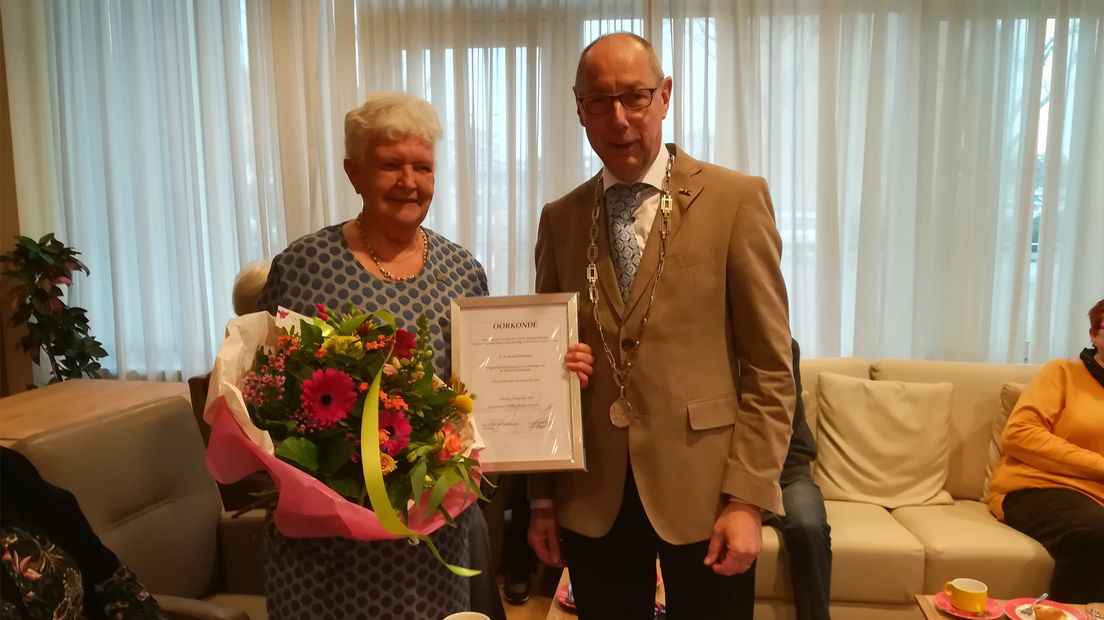 Mevrouw Sprong met rechts locoburgemeester Bolderdijk.