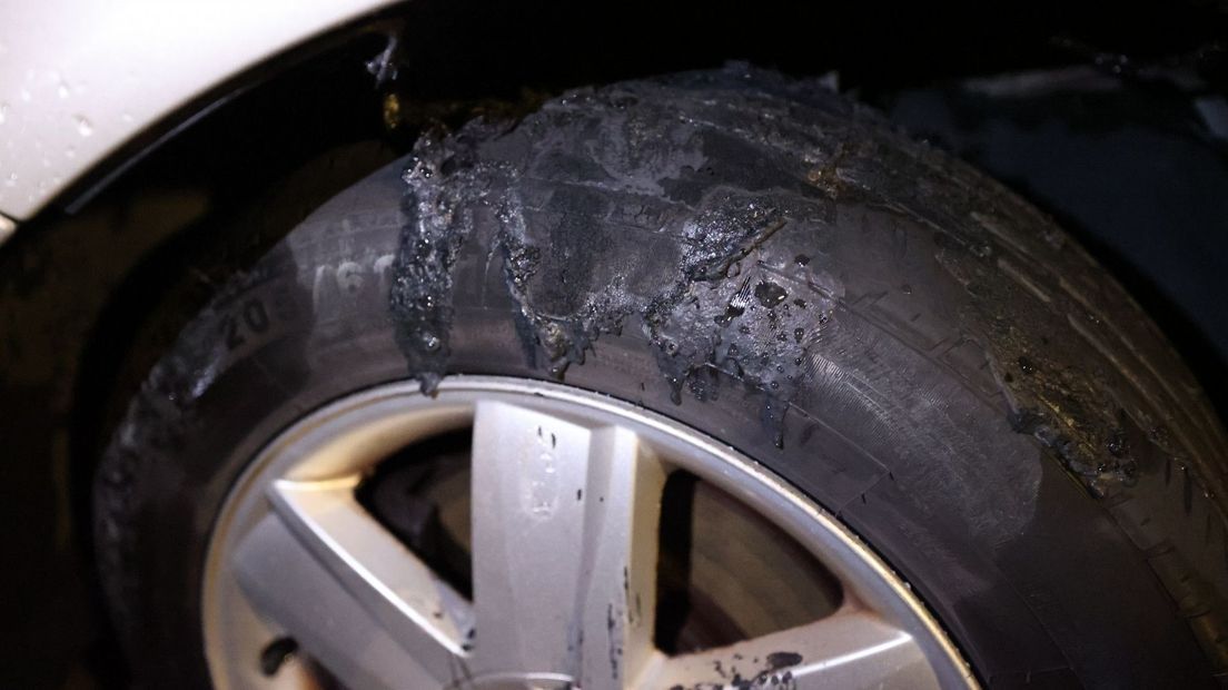 De schade aan een van de autobanden na de brand op 23 september