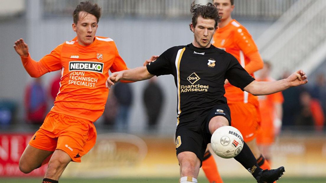 Berend Kaster van HBS in duel met Jong FC Volendam-speler Gerry Vlak. 