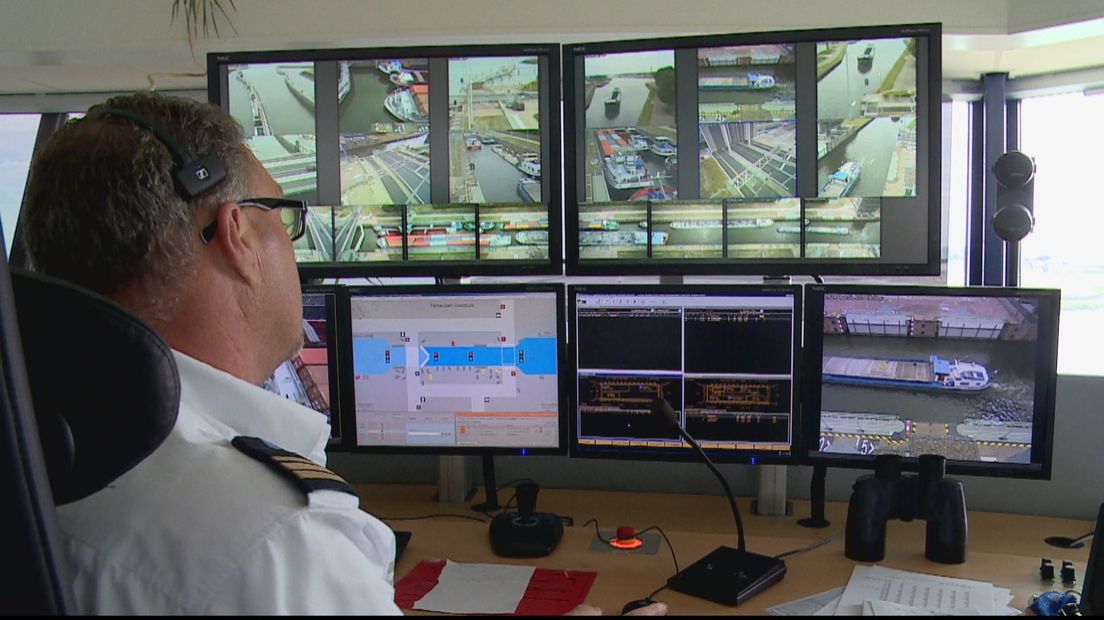 De Oostsluis is de eerste sluis in de Kanaalzone die via beeldschermen wordt bediend.