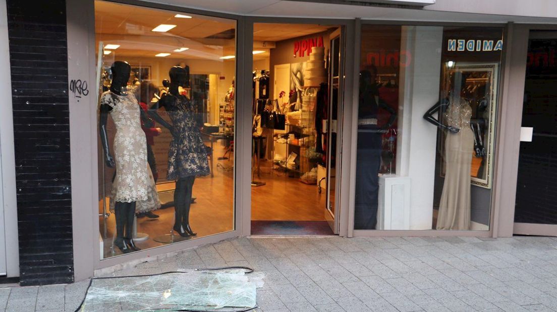 Twee personen gewond na val door dak van winkel in Hengelo