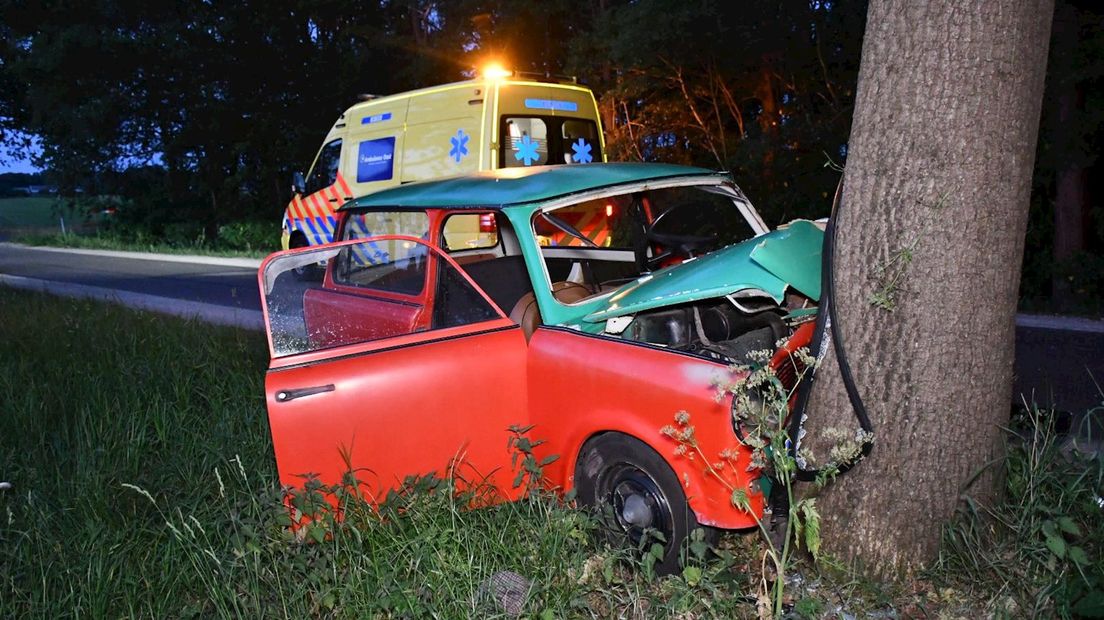 De oude Trabant raakte zwaarbeschadigd