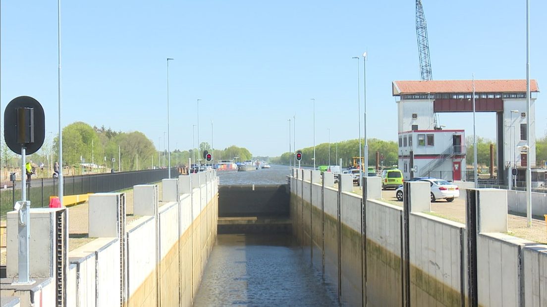 De gloednieuwe sluis in het Twentekanaal bij Eefde
