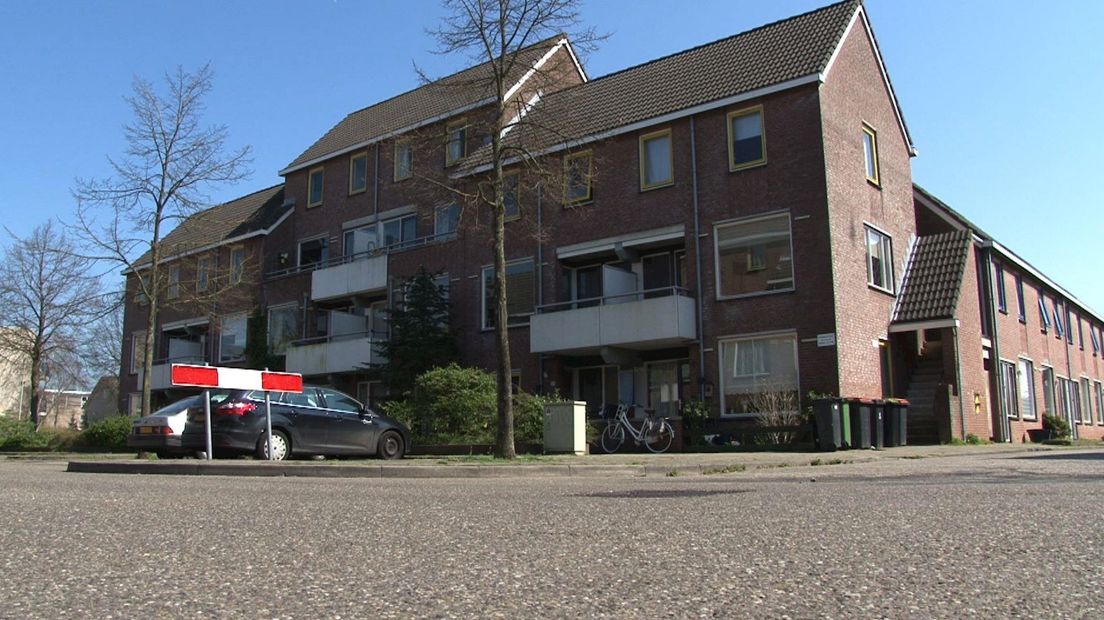 Het appartementencomplex in de Deventer wijk Zandweerd waar dode vrouw lag