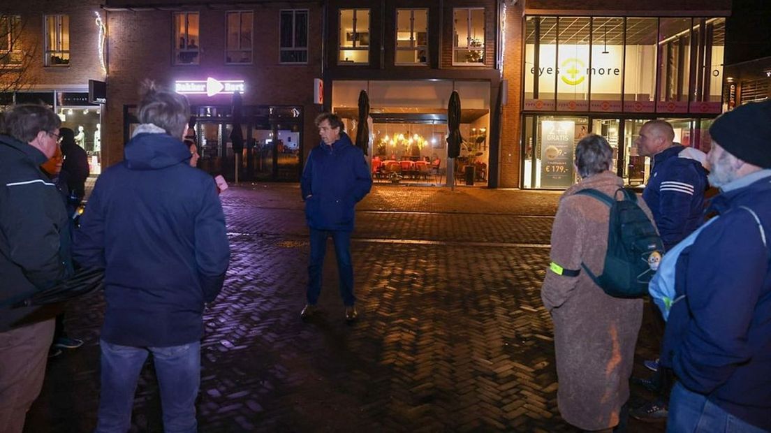 Burgemeester Verhulst in gesprek met het groepje