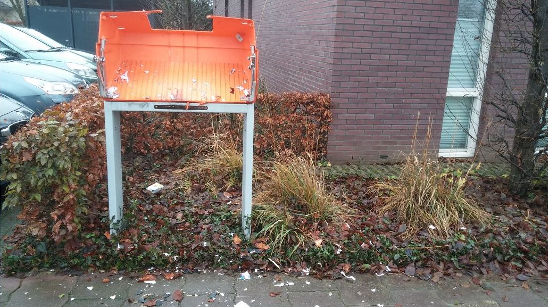 Het zal maar je gebeuren. Een brievenbus ontploft, met daarin uw net geposte kaart. Het overkwam mensen in Warnsveld, waar afgelopen dinsdag zo'n brievenbus door vandalen tot ontploffing werd gebracht. Bijvoorbeeld de oma die een kaart aan haar kleinkind stuurde. 'Voor zijn verjaardag en er zat ook nog tien euro bij. Het was een heel werkje om het mooi te krijgen.'
