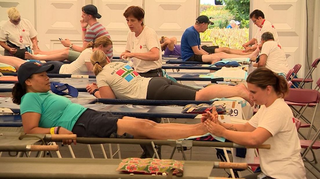 Vrijwilligers van het Rode Kruis aan het werk tijdens de Vierdaagse.