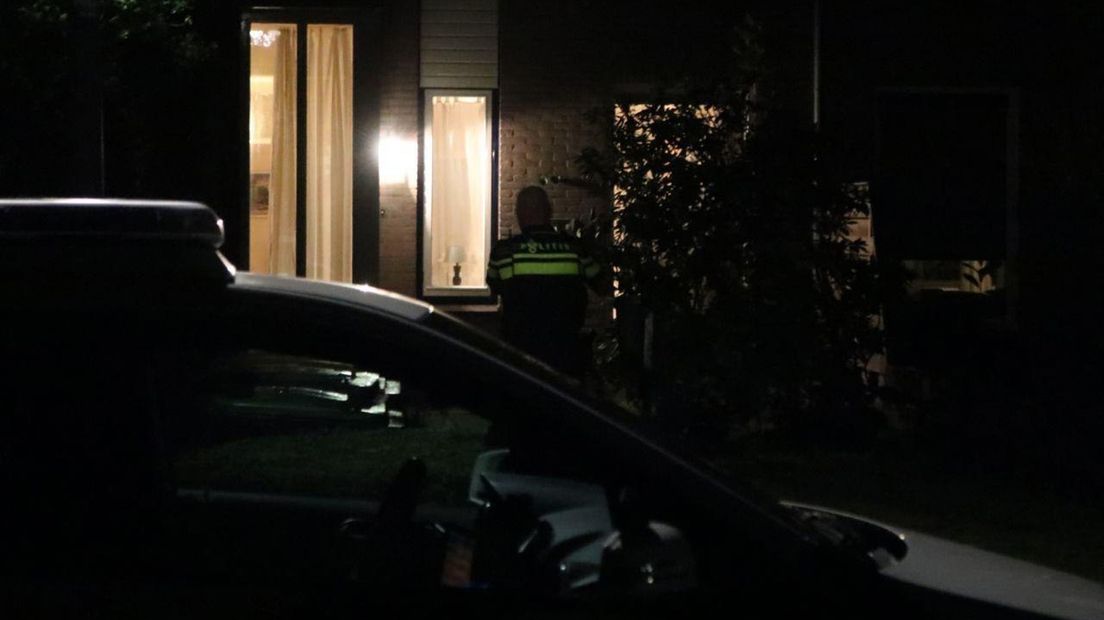 Een agent neemt poolshoogte bij de woning waar de bom naar binnen werd gegooid.