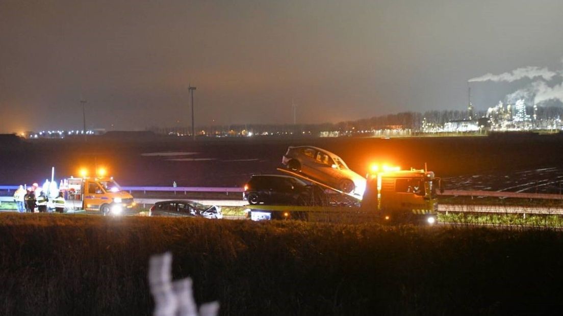 Hulpdiensten aan het werk bij het ongeval op de N62.