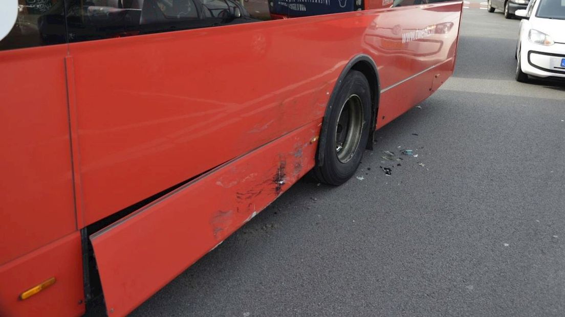 Auto botst op bus in Enschede
