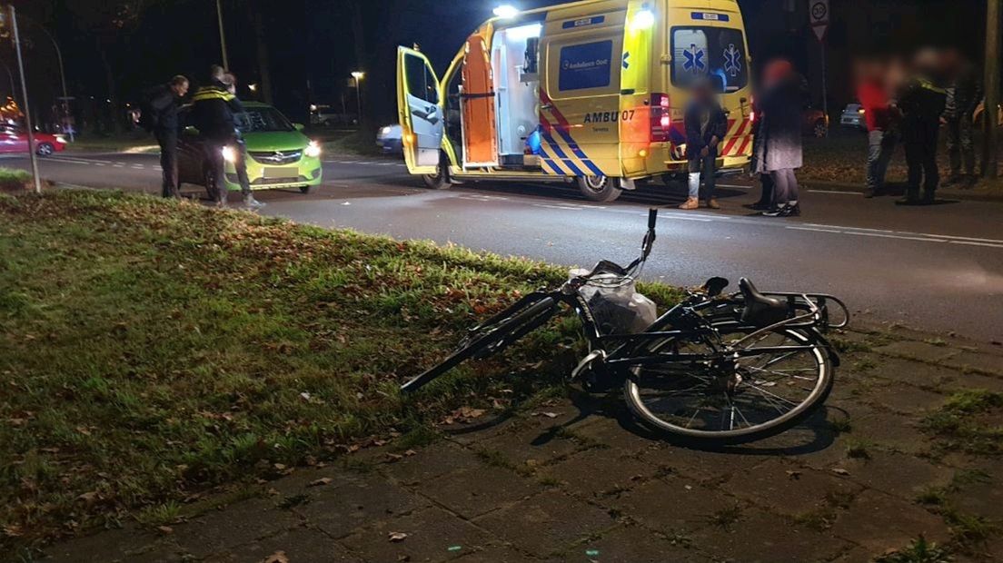 Fietser Gewond Naar Het Ziekenhuis Na Aanrijding In Hengelo - RTV Oost