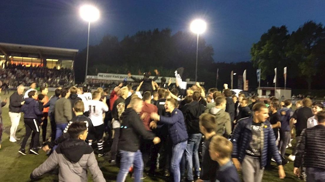 Groot feest bij Schalkhaar op het veld na het binnenhalen van het kampioenschap