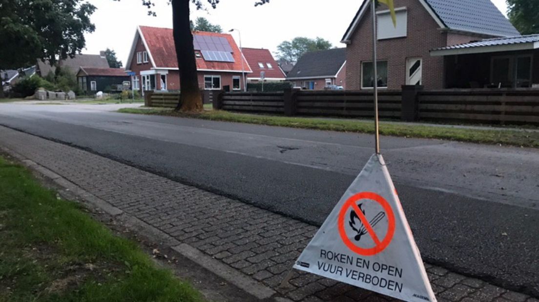 Er staan waarschuwingsborden rondom de straat met het gaslek (Rechten: RTV Drenthe/Jeanine Hofsteenge)