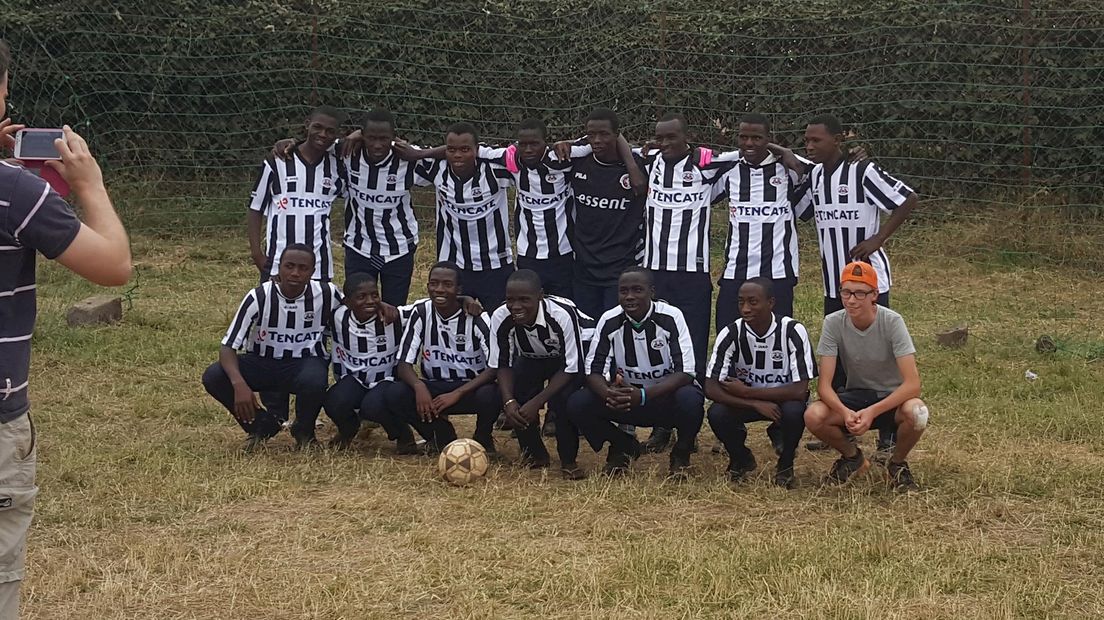 De Keniaanse jongens in hun nieuwe voetbaltenue, rechts Bram Bode