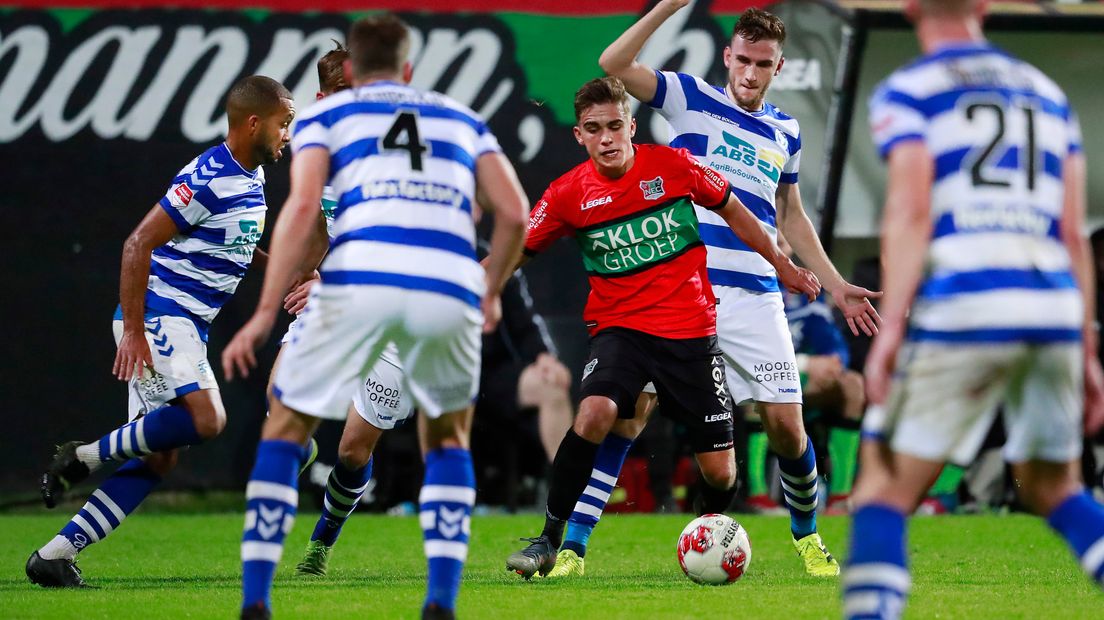 NEC-back Bart van Rooij beleefde een mooi debuut in de basis bij zijn club. De rechtsback zag hoe de Nijmegenaren in de slotfase nog een punt pakten tegen titelfavoriet De Graafschap.