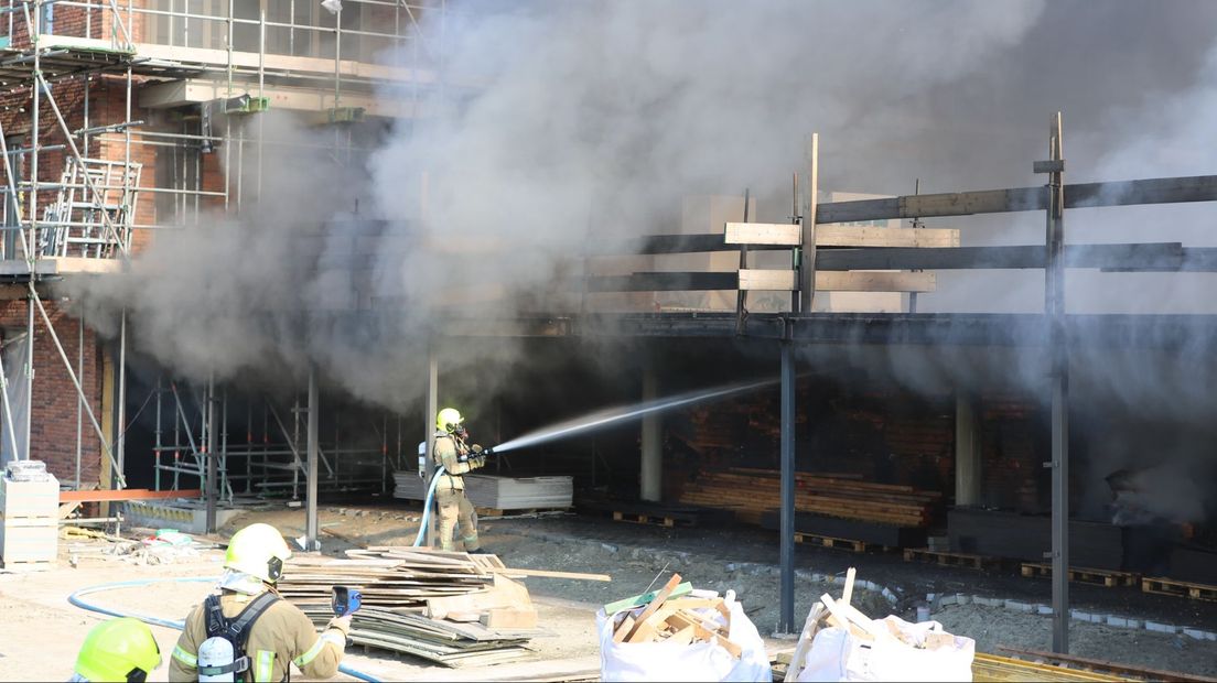 VIDEO: Fire in new complex in Hellevoetsluis extinguished just after midnight