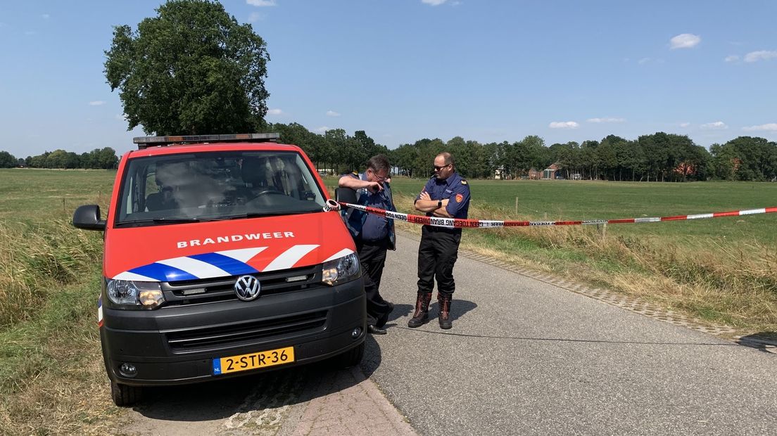 De brandweer bij de afzetlinten